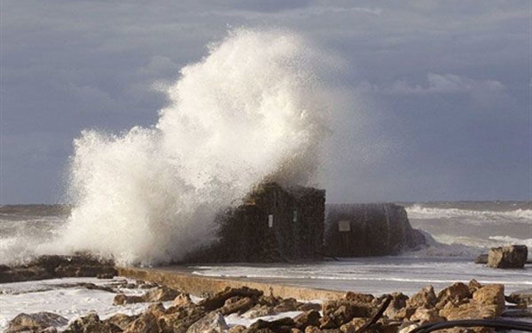 Ізраїль, Кесарія. Хвилі врізаються у захисні споруди порту Кесарії після потужного шторму, який обрушився на східне Середземномор&#039;я. / © AFP