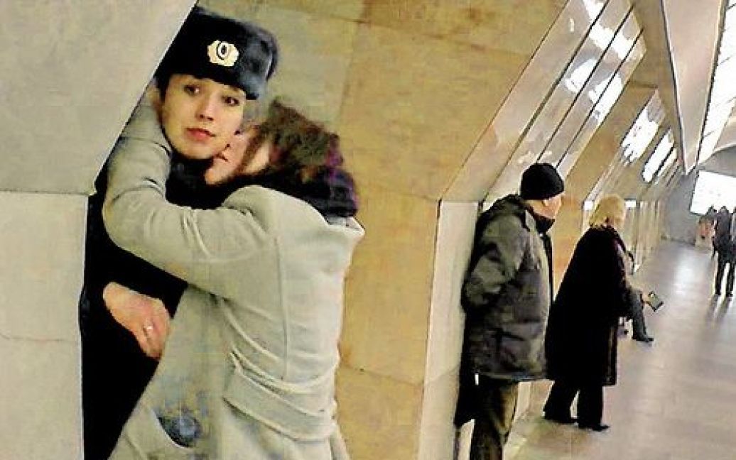 На жінок-правоохоронців кидалися з обіймами і поцілунками в метро, в підземних переходах і просто на вулиці в центрі Москви. / © wisegizmo.livejournal.com