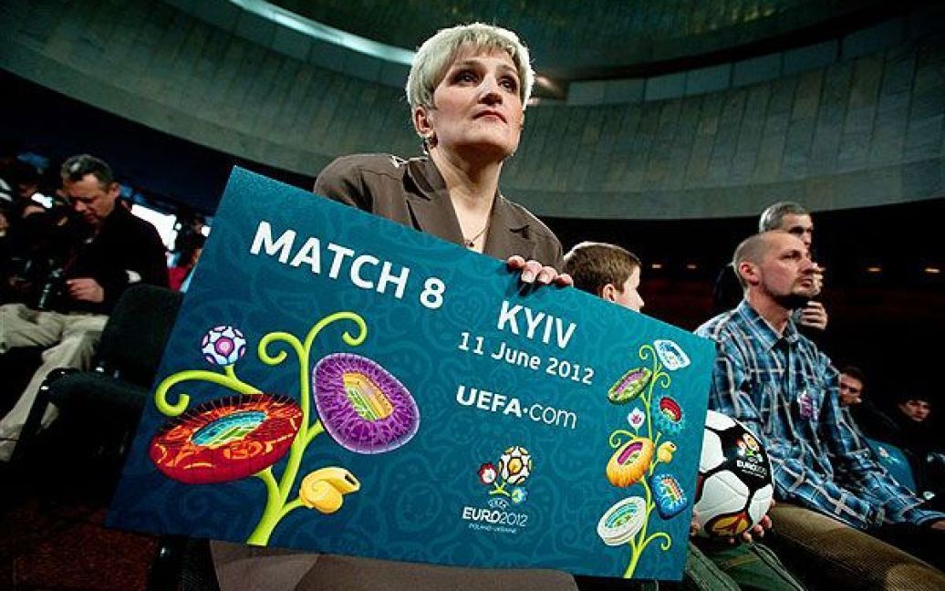 Квитки на матчі Євро-2012 можна замовити лише на офіційному сайті UEFA.com з 1 по 31 березня. / © PHL.com.ua