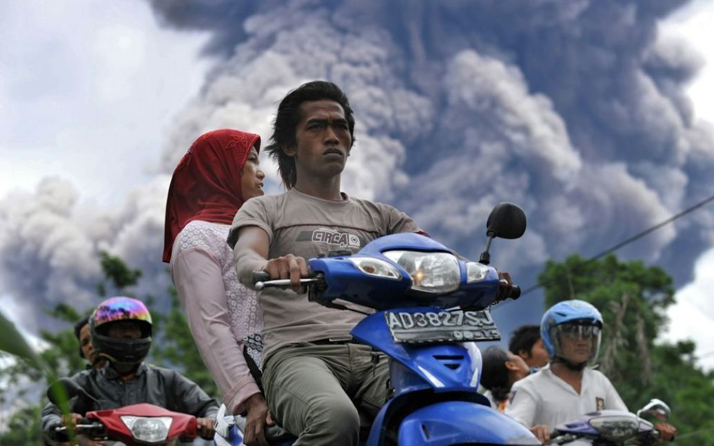 Жителі селища Балеранте залишають небезпечну зону після чергового виверження вулкана Мерапі. У результаті декількох вивержень загинули 140 людей, сотні були евакуйовані. (ADEK BERRY / AFP / Getty Images) / © The Boston Globe