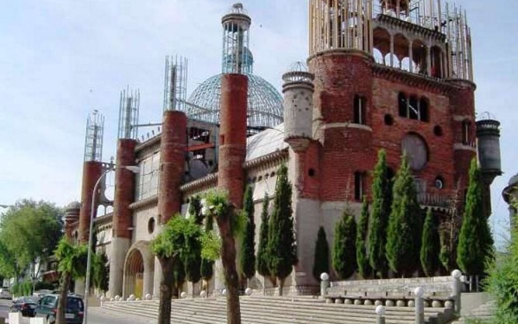 На околиці Мадрида 85-річний Джорджіо Галледжо побудував 40-метрову церкву зі сміття. / © inhabitat.com