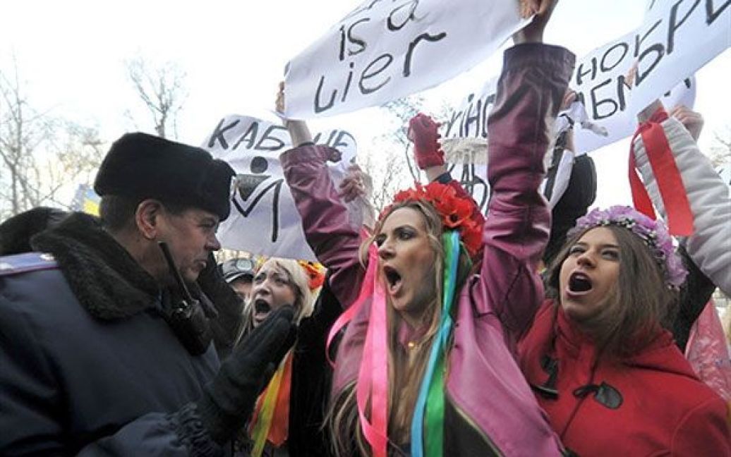 Рух FEMEN протестував проти відсутності жінок у складі Кабінету міністрів Миколи Азарова. / © AFP