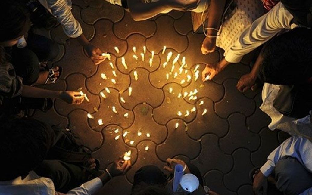 Індія, Мумбаї. Індіанці запалюють свічки під час церемонії в пам&#039;ять
про жертв нападу бойовиків, який стався у листопаді 2008 року в
Мумбаї. Тоді під час нападу бойовиків загинули 166 людей. / © AFP