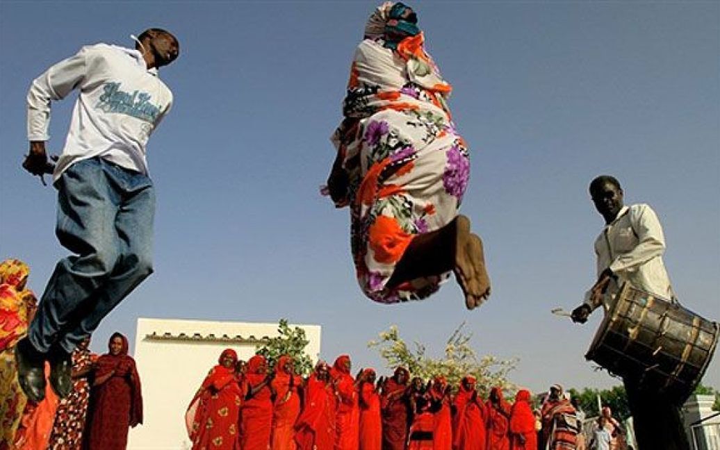 Судан, Хартум. Суданці виконують традиційний танець під час відкриття міжнародної конференції послів до врегулювання кризи у Дарфурі. / © AFP