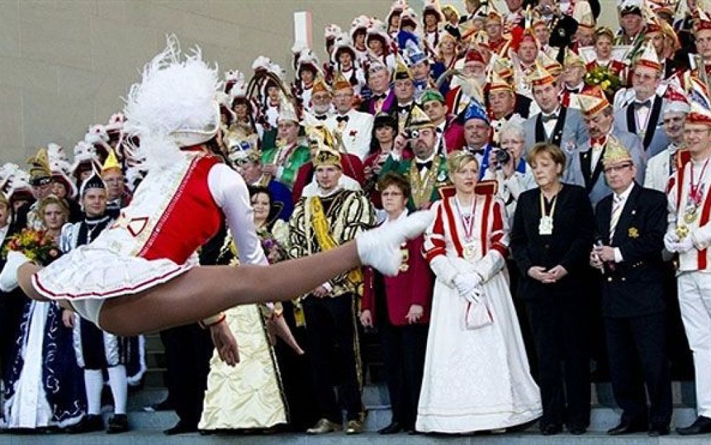 Німеччина, Берлін. Федеральний канцлер Німеччини Ангела Меркель дивиться на виступ карнавальних груп під час прийому у канцелярії. Сезон карнавалів починається у Німеччині 3 березня з карнавалу жінок і закінчується 9 березня Попільною середою. / © AFP