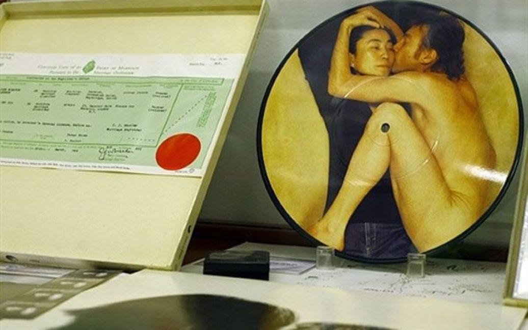 Аргентина, Буенос-Айрес. Копія свідоцтва про шлюб Джона Леннона і Йоко Оно, виставлена в музеї "Бітлз" у Буенос-Айресі, належить 53-річному аргентинцю Родольфо Васкесу, який знаходиться у Книзі рекордів Гіннеса за володіння найбільшою в світі колекцією, присвяченою гурту. / © AFP
