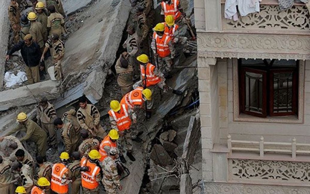 Індія, Нью-Делі. Рятувальники проводять пошукові роботи серед уламків чотириповерхової будівлі, яка обвалилася у східній частині Нью-Делі. В результаті обвалу, щонайменше 60 людей загинули. / © AFP