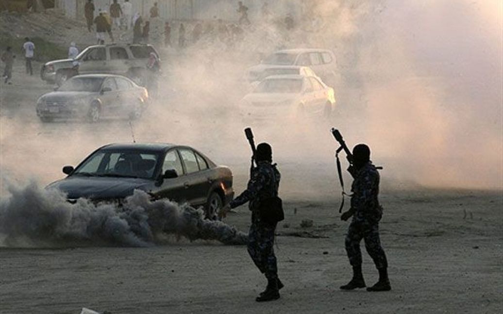 Кувейт, Джахра. Кувейтські поліцейські застосували сльозогінний газ під час зіткнень з арабськими демонстрантами, які не мають громадянства. Принаймні, п&#039;ятеро людей постраждали й десятки були заарештовані під час акції за їхні права. / © AFP