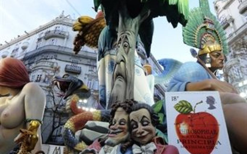 Одніїєю з ключових подій фестивалю Фальяс є парад гігантських (до 20 метрів) ляльок / © AFP