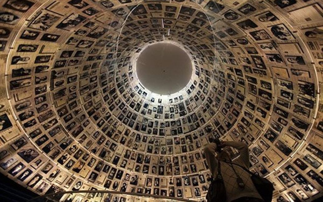 Єрусалим. Турист відвідує Зал імен у меморіалі Я два-Шем у Єрусалимі, в якому зберігаються імена та фотографії євреїв, що загинули від рук нацистів. Голова меморіалу розповів, що їхня база зараз містить більше чотирьох мільйонів імен. / © AFP