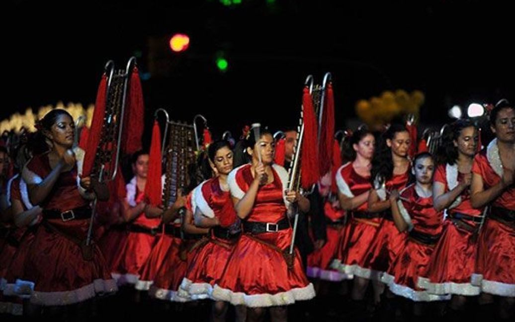 У місті Сан-Хосе (Коста-Ріка) провели Light Festival Parade, який відкриває різдвяні святкування. / © AFP