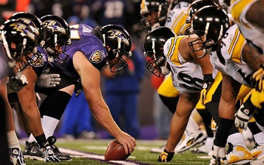 США, Балтімор. Гравці "Baltimore Ravens" готуються розіграти м&rsquo;яч з їхніми суперниками з "Pittsburgh Steelers" на стадіоні у Балтіморі. / © AFP