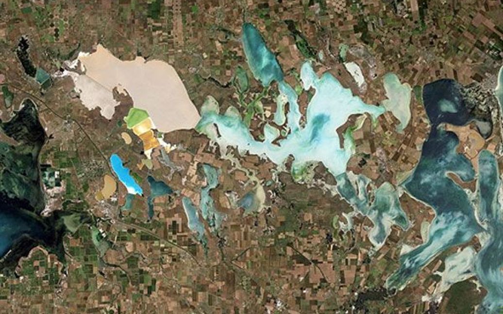 Україна, фотографія, надана обсерваторією НАСА. Озеро Сиваш, мережа лагун, відома також як Сівас. Протягом літніх місяців вода, що нагрівається, починає виділяти неприємні запахи, тому ці озера називають "гнилим морем". / © AFP