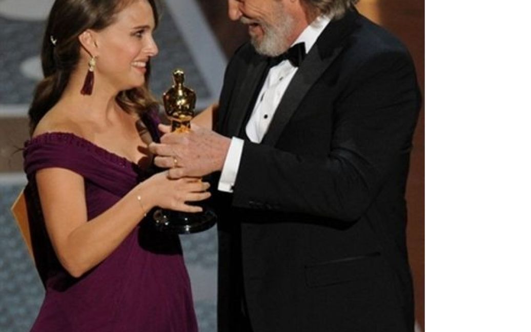 Наталі Портман отримує статуетку "Оскар" від актора Джеффа Бріджеса / © AFP