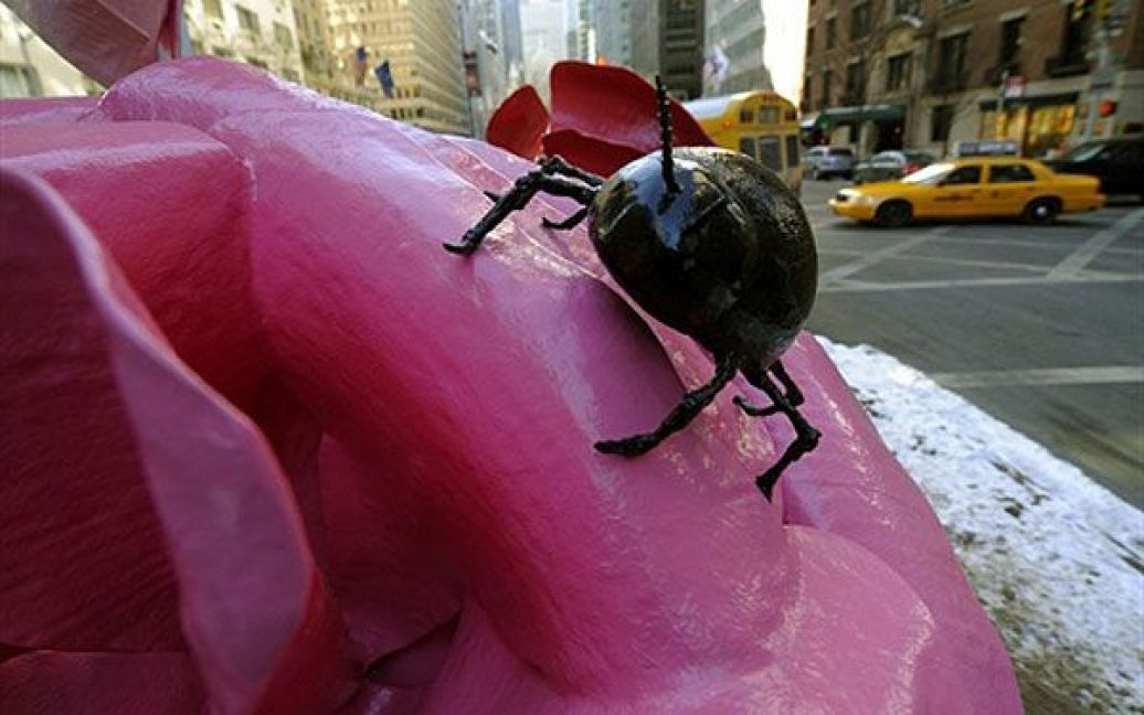 США, Нью-Йорк. Інсталяція художника Віла Рімана "Троянди", встановлена на Парк-авеню у Нью-Йорку. У скульптурі використані 38 фігур величезних троянд заввишки майже 8 метрів кожна. / © AFP