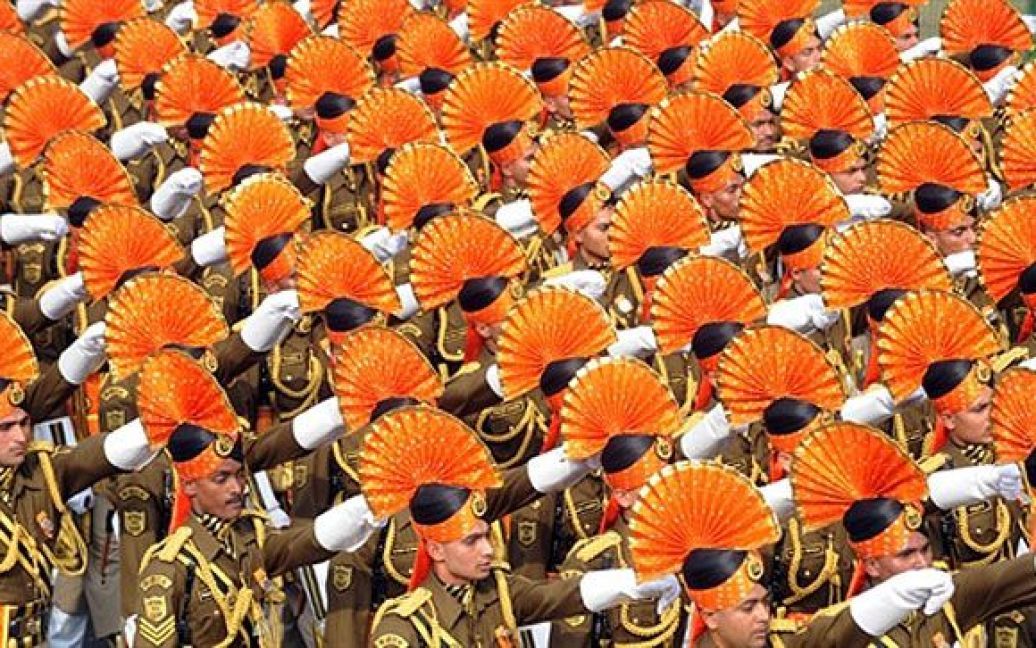 Індія, Нью-Делі. Індійські солдати беруть участь у марші під час генеральної репетиції напередодні Дня Республіки в Індії. 26 січня Індія відзначить 62-ий День Республіки великим військовим парадом. / © AFP
