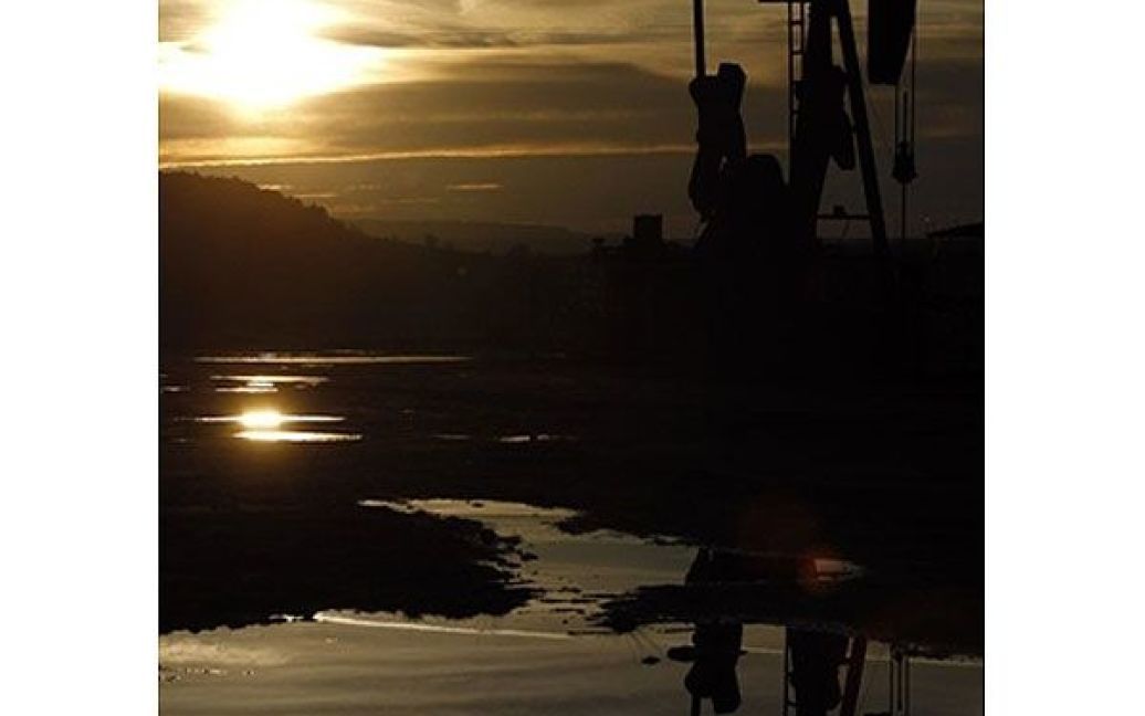 Іспанія, Бургос. Нафтові насоси на нафтовому родовищі у Сархентес-де-ла-Лора на півночі Іспанії, де вперше у Іспанії у 1964 році почали видобувати нафту. / © AFP