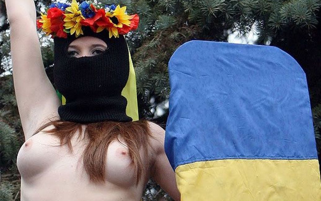 Активістка жіночого руху FEMEN в образі "Батьківщини-мачухи" під час моно-мітингу в центрі Києва. / © Жіночий рух FEMEN