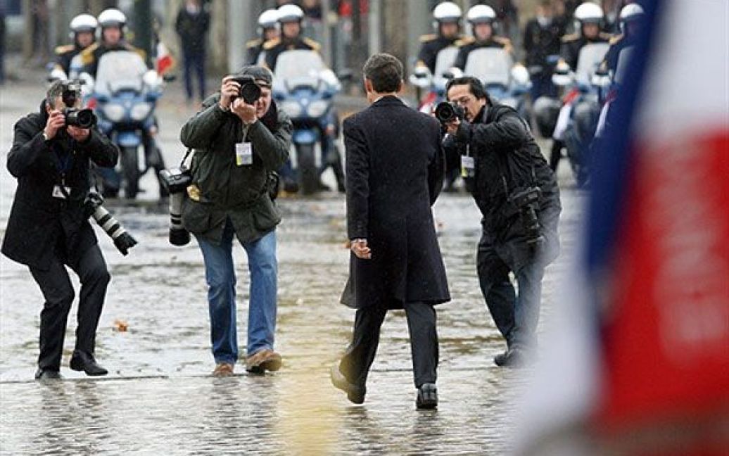 Франція, Париж. Французький президент Ніколя Саркозі йде повз Тріумфальну арку в Парижі після відвідин церемонії на честь Дня перемир&#039;я і відзначення 92-ої річниці з дня закінчення Першої світової війни. / © AFP