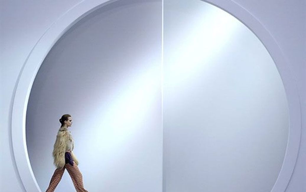 Італія, Мілан. Модель демонструє одяг з колекції Just Cavalli сезону осінь-зима 2011-2012 на Тижні моди дял жінок у Мілані. / © AFP