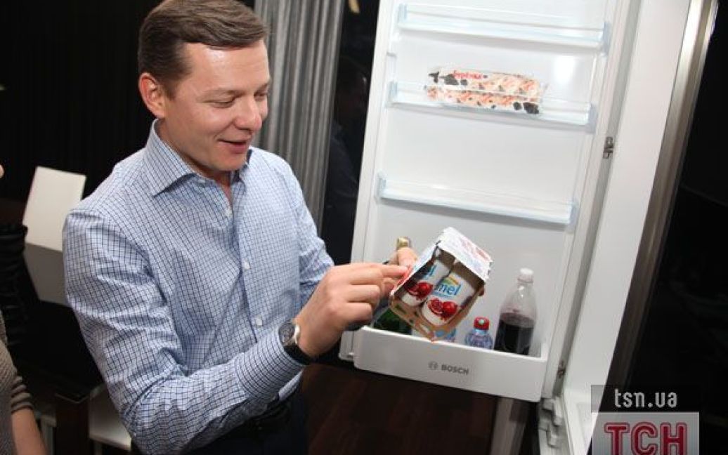 Холодильник депутата-холостяка: лише йогурт із вичерпаним терміном придатності / © 
