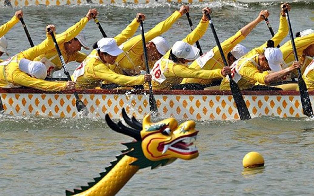 Китай, Гуанчжоу. Китайська жіноча збірна з перегонів на човнах-драконах перемогла у змаганнях на Азіатських іграх у Гуанчжоу. Срібло і бронзу завоювали Індонезія і Таїланд. / © AFP