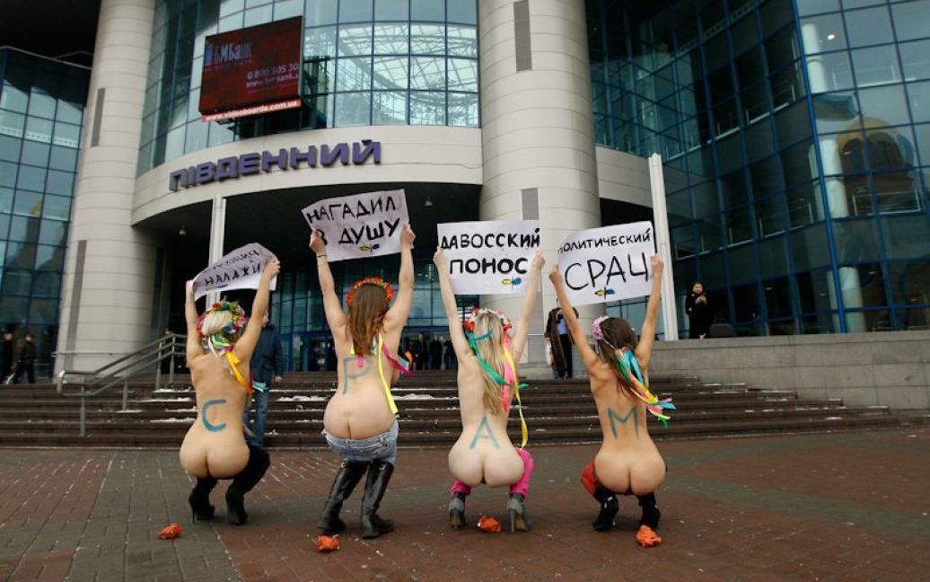 Жіночий рух FEMEN провів у Києві "КАкцію" протесту "Давоський пронос" / © femen.livejournal.com