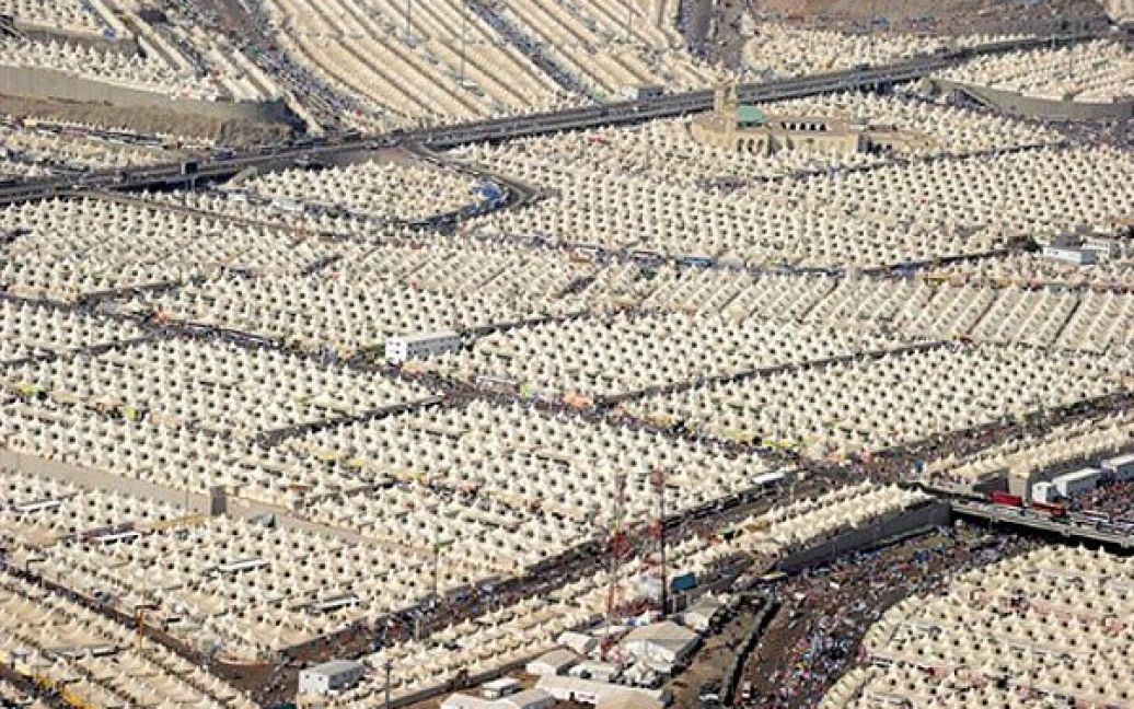 Саудівська Аравія, Мекка. Тисячі наметів, у яких мешкали мусульманські паломники поблизу міста Міна і священного міста Мекки. Цього року більше двох мільйонів паломників взяли участь у традиційному ритуалі хаджу. / © AFP