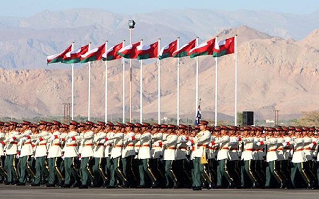 Оман, Маскат. Оманські війська беруть участь у параді під час офіційного святкування Національного дня Оману. / © AFP