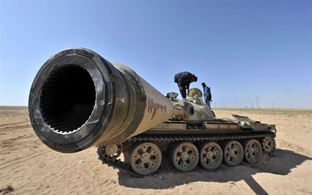Лівійська Арабська Джамахірія, Аждабія. Лівійський повстанець стоїть на танку урядових військ Лівії поблизу міста Аждабія. / © AFP