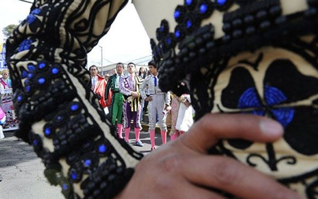 Еквадор, Кіто. Матадори, одягнені у свої найкращі костюми, разом із сотнями своїх шанувальників взяли участь у марші проти урядового законопроекту про заборону кориди. / © AFP