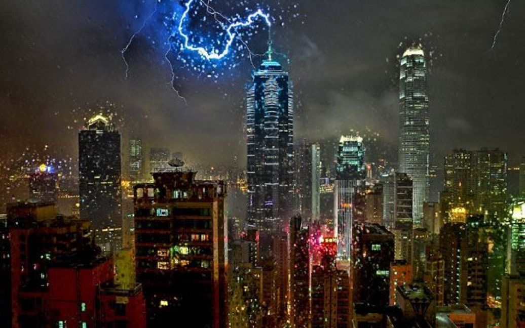 Блискавка. Удар блискавки у антени будинку в центрі Гонконгу під час грози. Фото Майкла Сіворда. / © National Geographic