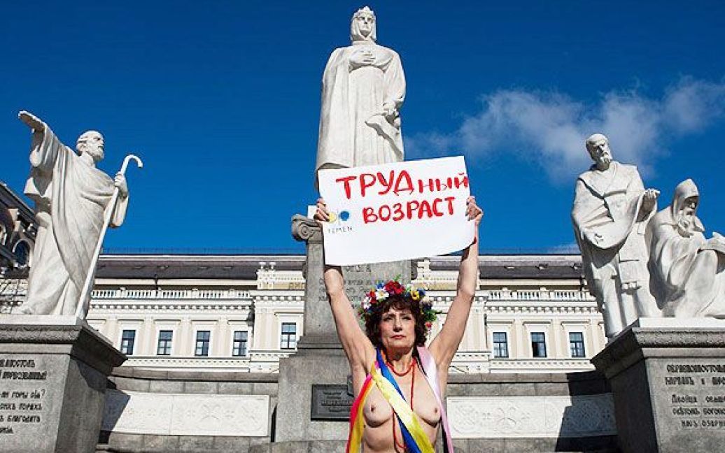 63-річна активістка руху FEMEN роздягнулася на Михайлівській площі у Києві, виступаючи проти підвищення пенсійного віку у жінок. / © Жіночий рух FEMEN