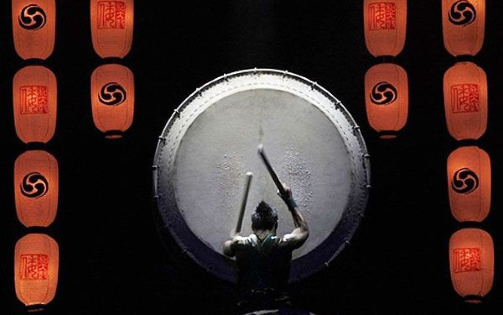Франція, Париж. Учасник шоу "Японські барабанщики Ямато" бере участь у репетиції шоу напередодні виступу в Парижі. / © AFP