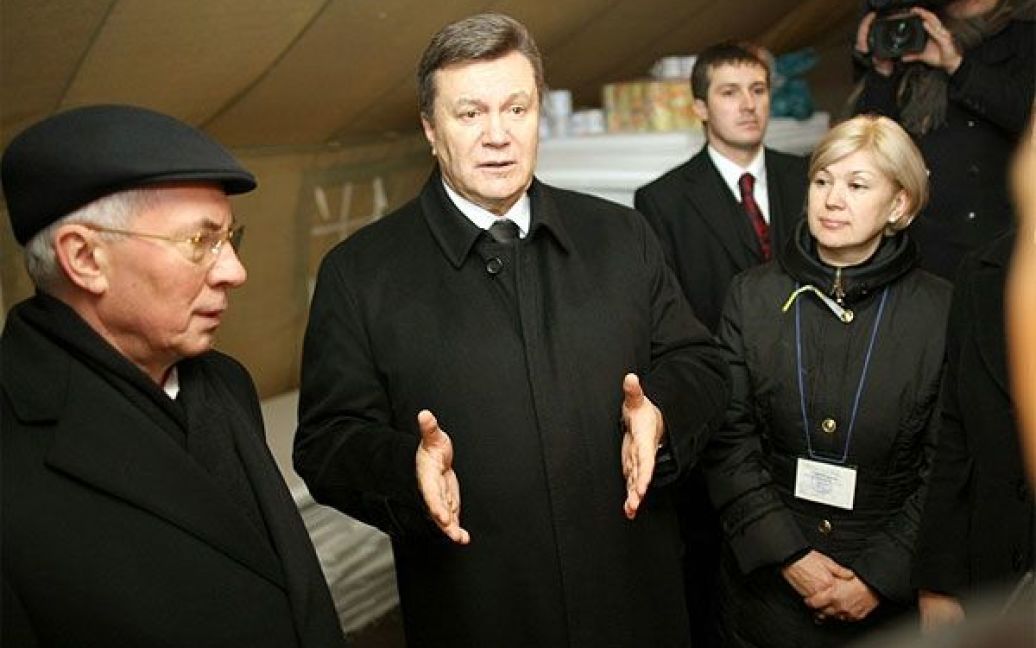 Підприємці запросили Януковича випити чаю до одного з наметів, де обладнана кухня, щоб продовжити розмову. / © President.gov.ua