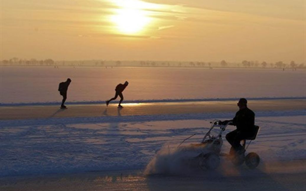 Нідерланди, Ваннепервеен. Люди катаються на ковзанах на озері Белтер-Вейде на півночі Нідерландів. / © AFP