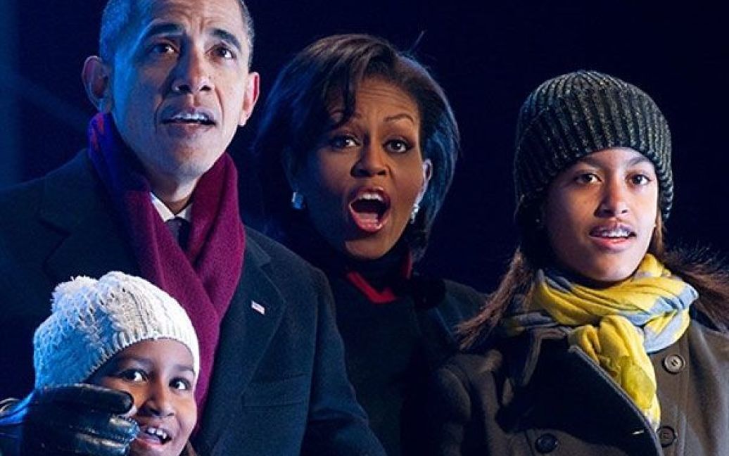 США, Вашингтон. Президент США Барак Обама разом із дружиною, першою леді Мішель Обамою і дочками Сашою і Малією під час церемонії відкриття Національної Різдвяної ялинки поблизу Білого дому у Вашингтоні. / © AFP