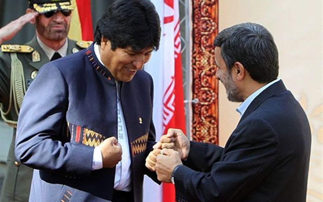 Іран, Тегеран. Президент Ірану Махмуд Ахмадінежад вітає президента Болівії Ево Моралеса під час зустрічі у Тегерані. / © AFP