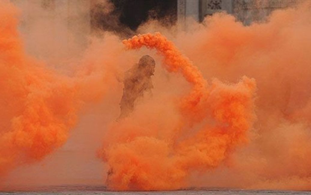 Індія, Мумбаї. Співробітник військово-морських командос Індії використовує димову шашку під час підготовки виступу до майбутнього святкування Дня флоту. ВМС Індії 4 грудня відзначатимуть День ВМФ. / © AFP