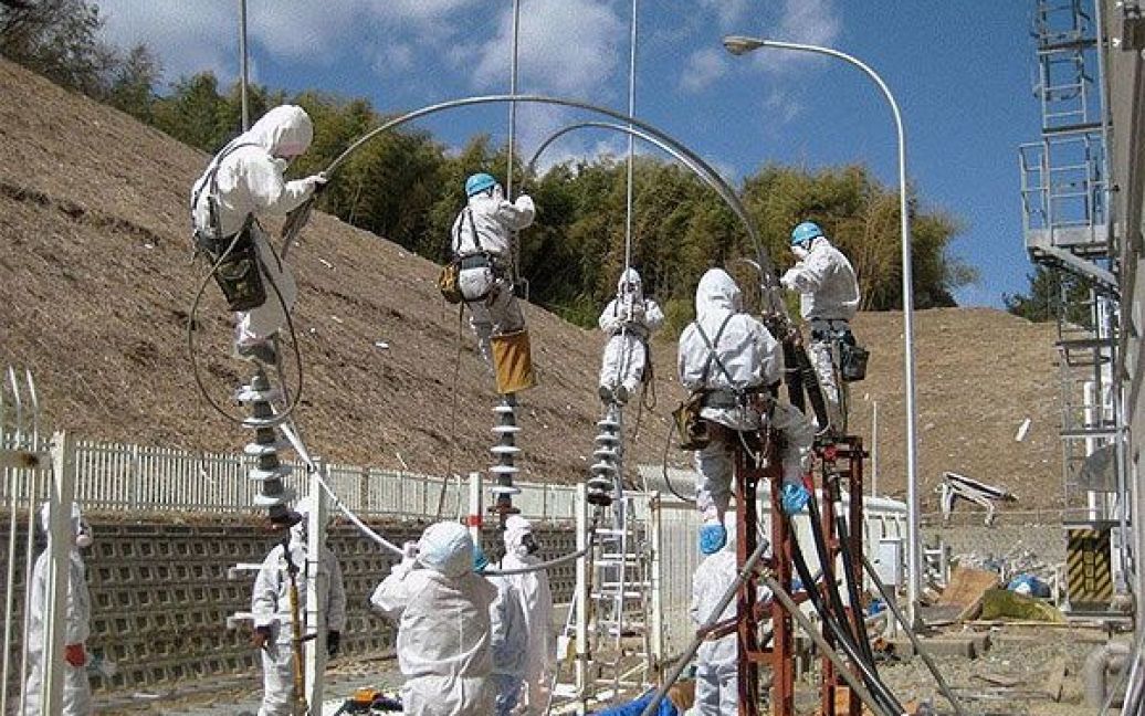 Група з 50 співробітників TEPCO цілодобово намагається нормалізувати ситуацію на аварійній станції. / © AFP