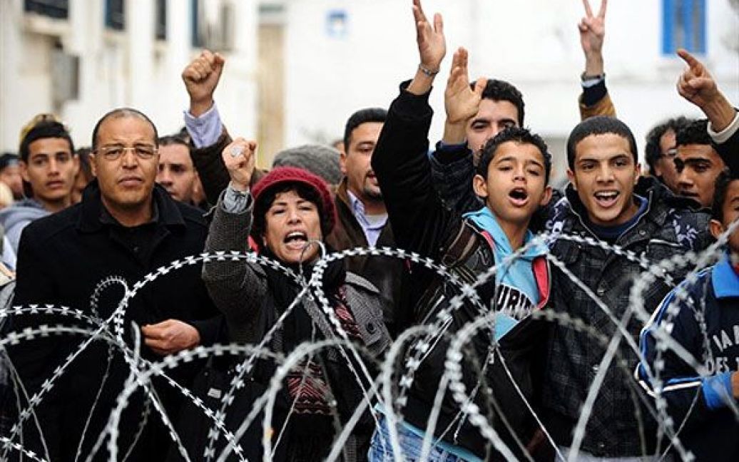 Туніс, Туніс. Туніські студенти і викладачі беруть участь у демонстрації перед офісом прем&#039;єр-міністра в Тунісі. Тисячі людей вийшли на вулиці із закликами до тимчасового уряду. Демонстранти вимагали порвати зі старим режимом. / © AFP