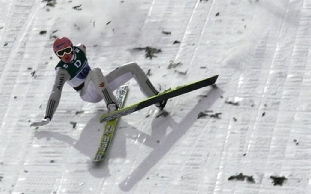 Норвегія, Осло. Німецький спортсмен Северін Фройнд, який завоював бронзу, впав наприкінці командних змагань зі стрибків з трампліну на Чемпіонаті світу в Осло. / © AFP