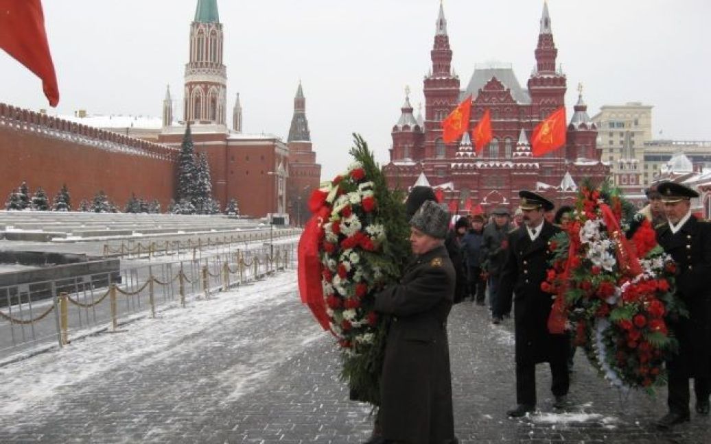 Близько 500 прихильників КПРФ пройшли по Красній площі й поклали квіти і вінки до мавзолею. / © КПРФ