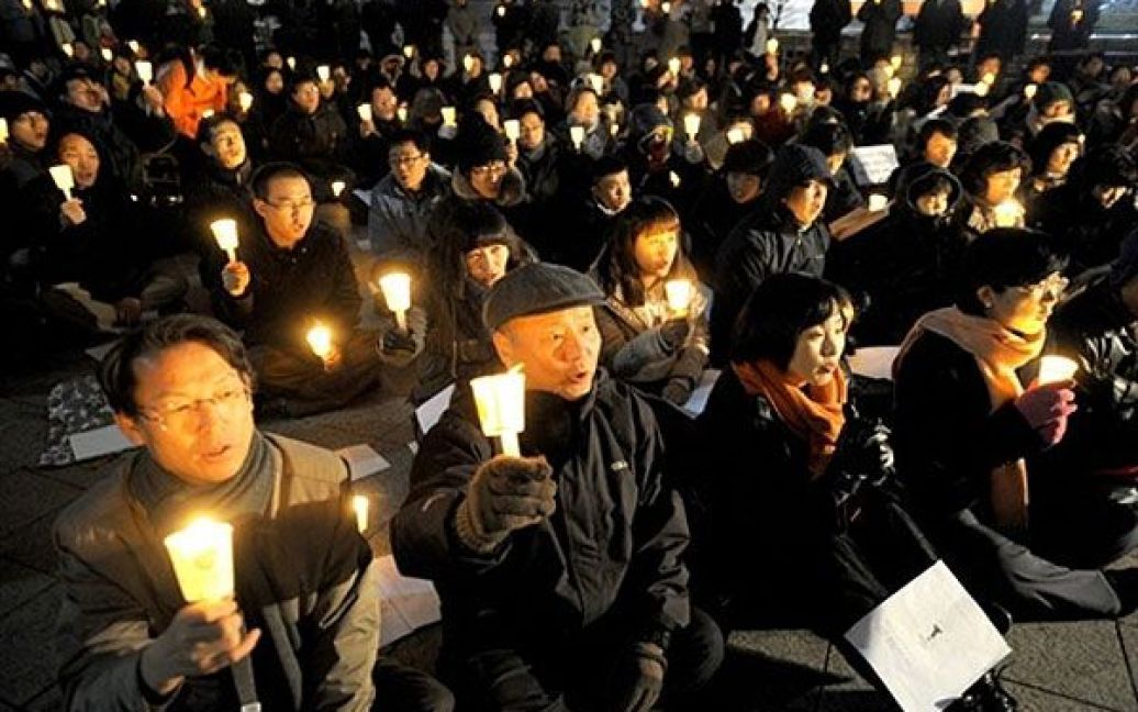 Республіка Корея, Сеул. Південнокорейські демонстранти тримають свічки
під час акції протесту проти спільних військових навчань Південної
Кореї та США. Сполучені Штати і Південна Корея почали великі
військово-морські навчання, призначені для стримування Північної
Кореї, після того, як КНДР попередила про "непередбачувані наслідки"
подібного заходу. / © AFP