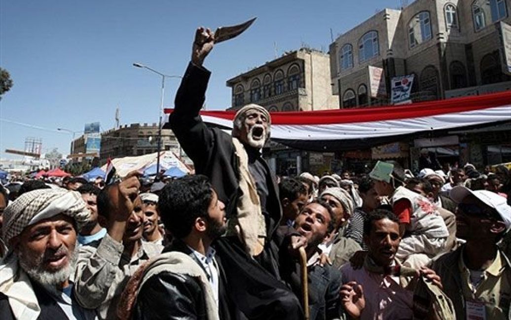 Ємен, Сана. Єменські антиурядові демонстранти беруть участь у акції за повалення президента Алі Абдалли Салеха, який розповів про "три десятиліття його режиму без "жодної краплі крові", звинувачуючи опонентів у організації протестів з метою розколу нації. / © AFP