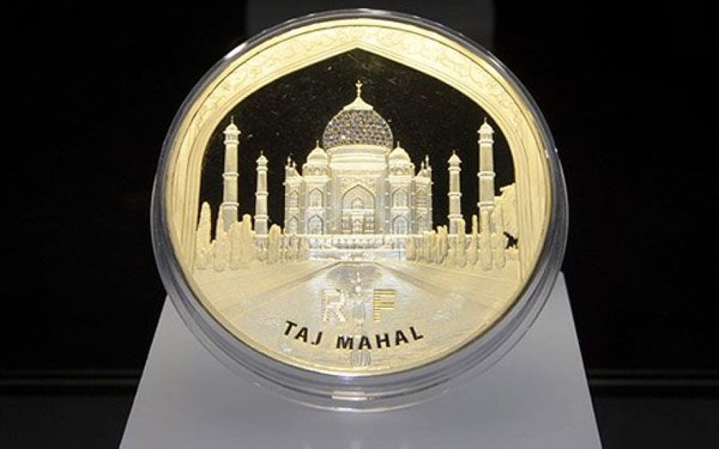 Франція, Париж. На першій у світі кілограмовій монеті, яку було виготовлено з золота і 68 діамантів від Картьє, зображено Тадж-Махал. Монету розроблено всесвітньо відомим Монне де Парі. Всього виготовили 29 подібних монет. / © AFP