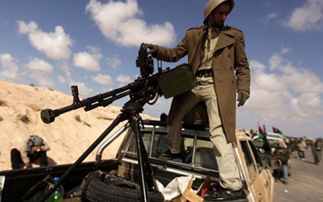 Лівійська Арабська Джамахірія, Адждабія. Лівійський повстанець, озброєний важким кулеметом, в очікуванні початку атаки урядових сил Муаммара Каддафі на місто Адждабія. Лівійські урядові війська відступили на 100 км від повстанців у Бенгазі, але не припиняють боротьбу. / © AFP