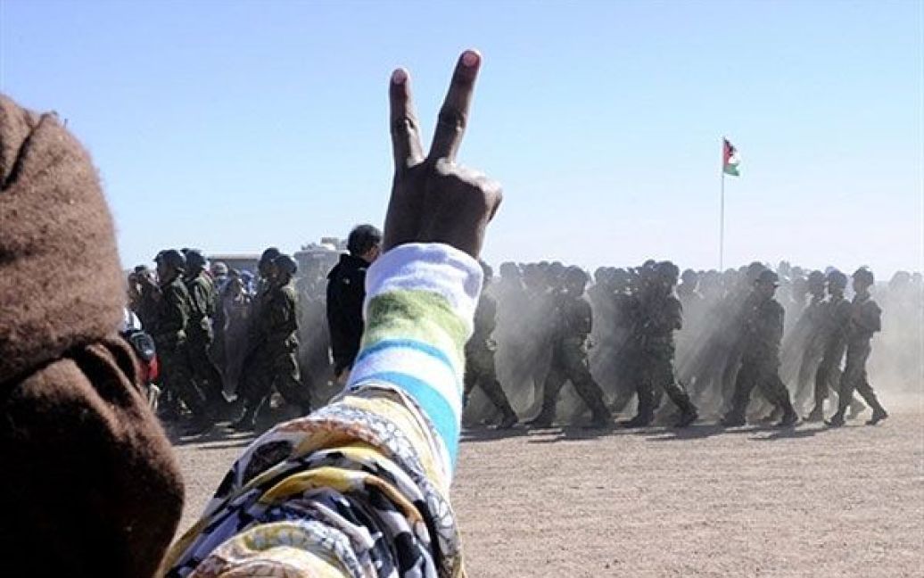 Алжир, Тіфаріті. Людина показує знак перемоги на параді незалежності під час свтякування 35-річчя проголошення незалежності Демократичної Арабської Сахарскої Республіки. / © AFP
