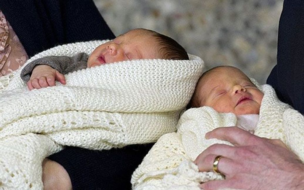 Данія, Копенгаген. Наслідний принц Данії Фредерік та його дружина, кронпринцеса Мері тримають своїх новонароджених близнюків, хлопчика і дівчинку, під час прес-конференції в університетській лікарні Копенгагена. У заяві королівського двору сказано, що дівчинка-принцеса народилась вагою 2554 грамів і 46 см, хлопчик &mdash; вагою 2674 грамів і 47 см. / © AFP