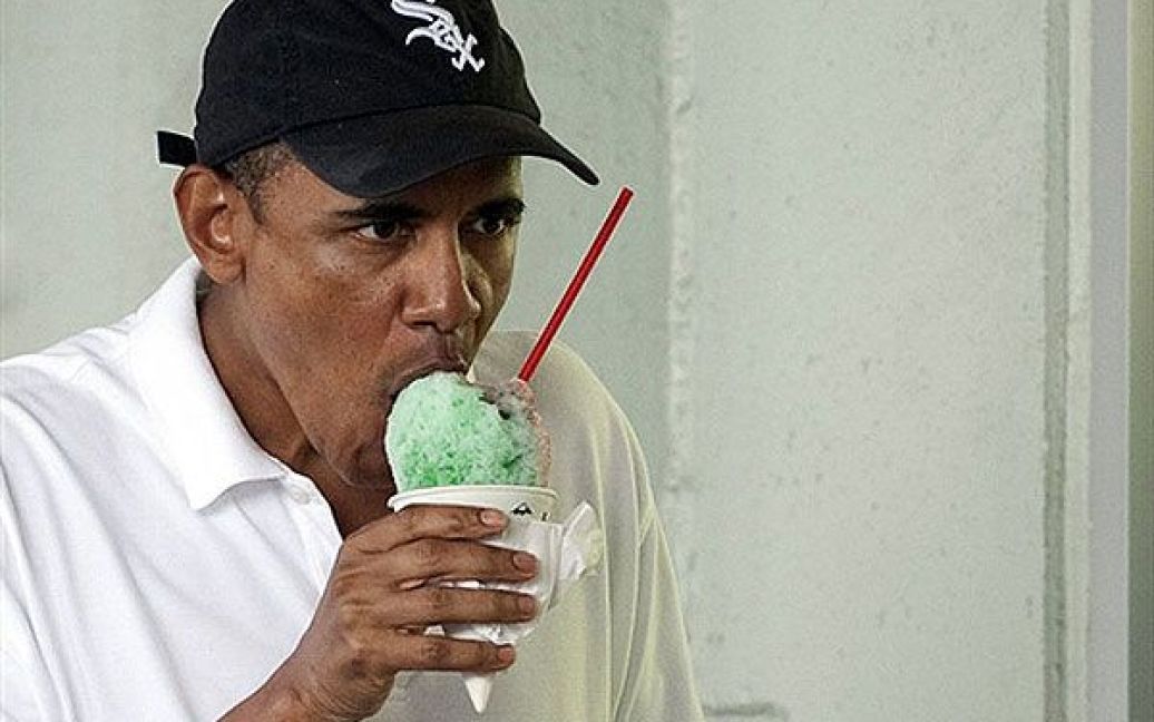 США, Кайлуа. Президент США Барак Обама їсть морозиво під час відпочинку на острові Сноу на Гаваях. / © AFP